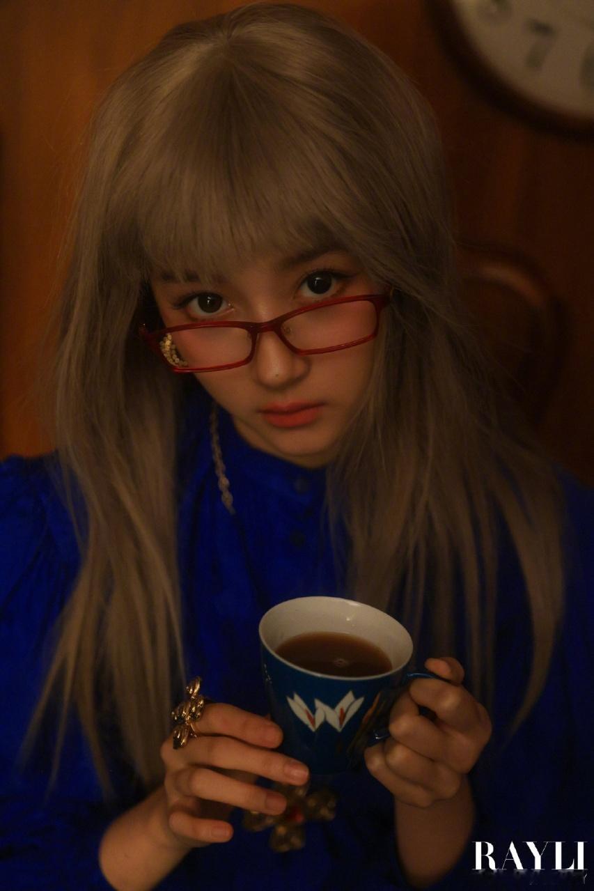 娱乐关晓彤金发对镜拍关晓彤红框眼镜关晓彤红框眼镜，妈呀好好看哦 