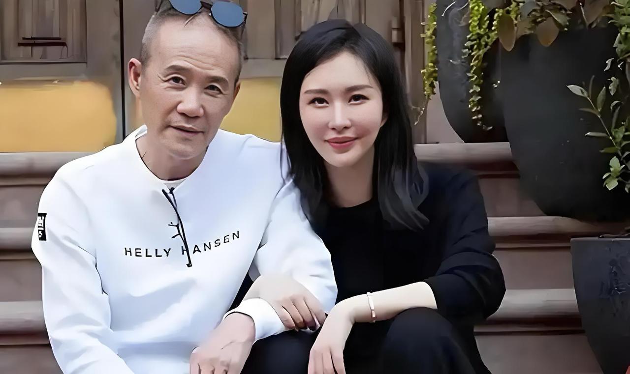 最近“田朴珺王石离婚”闹得沸沸扬扬。起因是田朴珺清空社交平台和王石的合影，跨年照