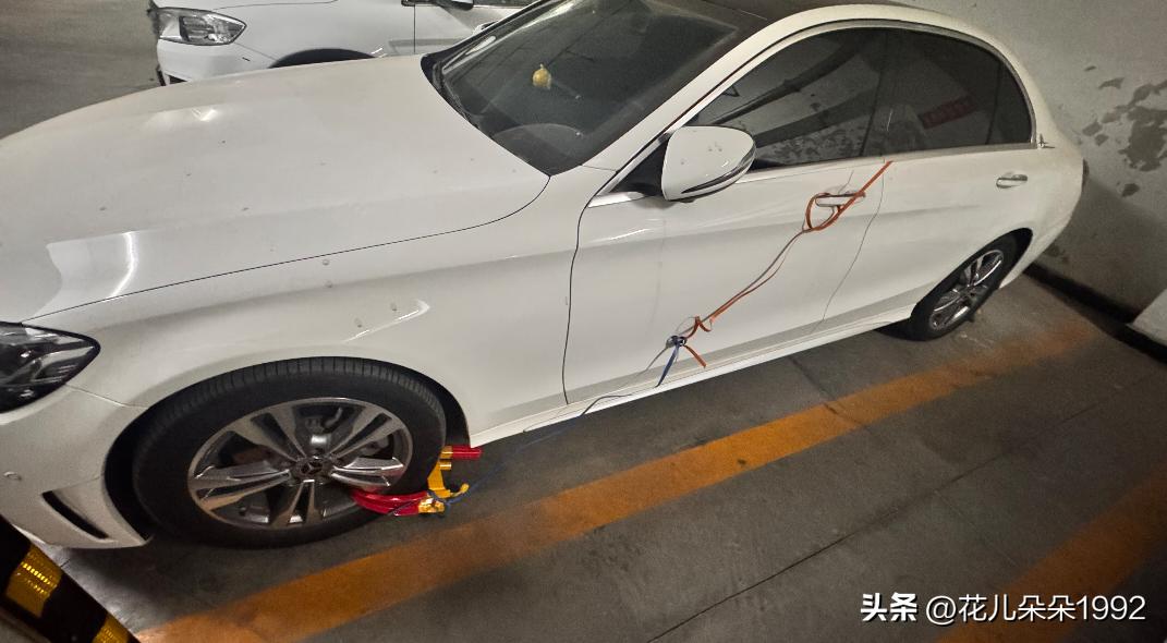 以为捏到软柿子了， 其实踢到石头了。
私占我自己的车位 ，打电话通知挪车嫌我说话