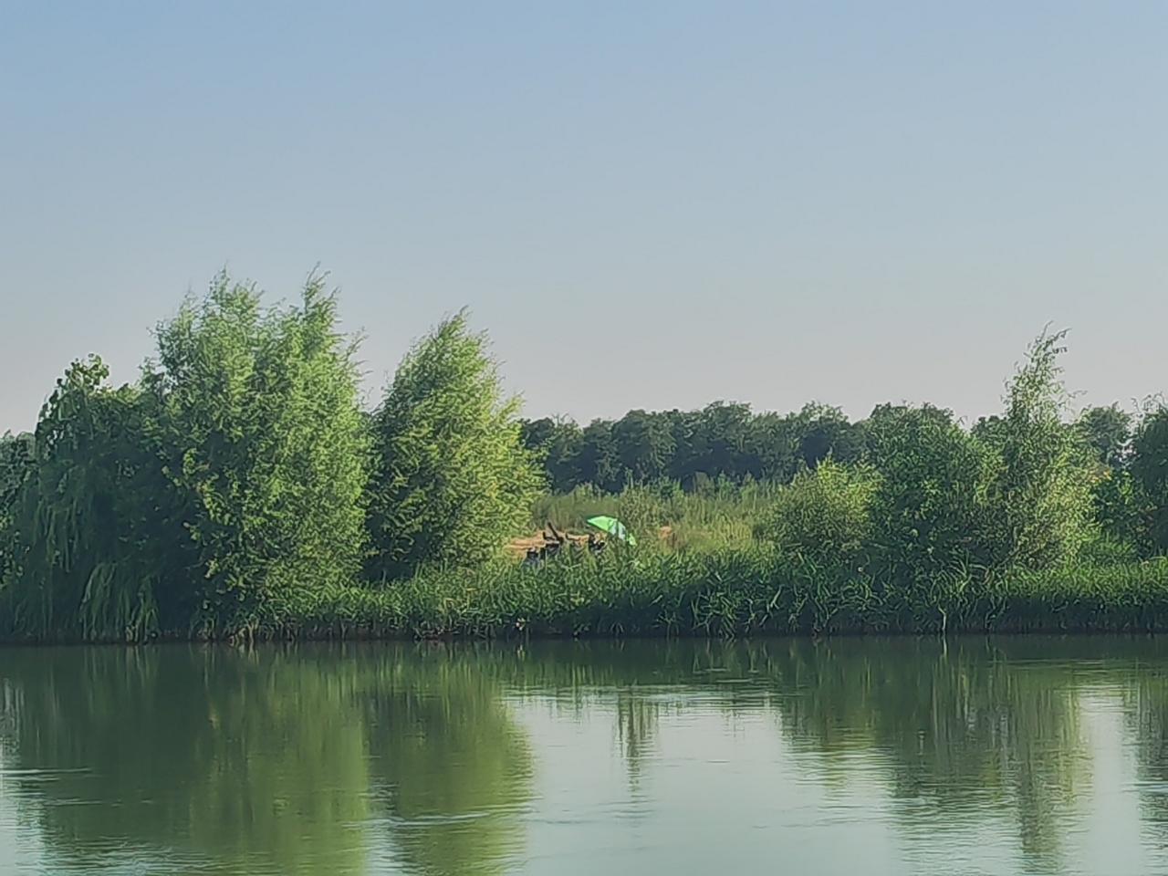 分享一张最近随手拍的照片盛夏露营哪最好？滹沱河两岸风光旖旎。看，河对岸已有人在悄