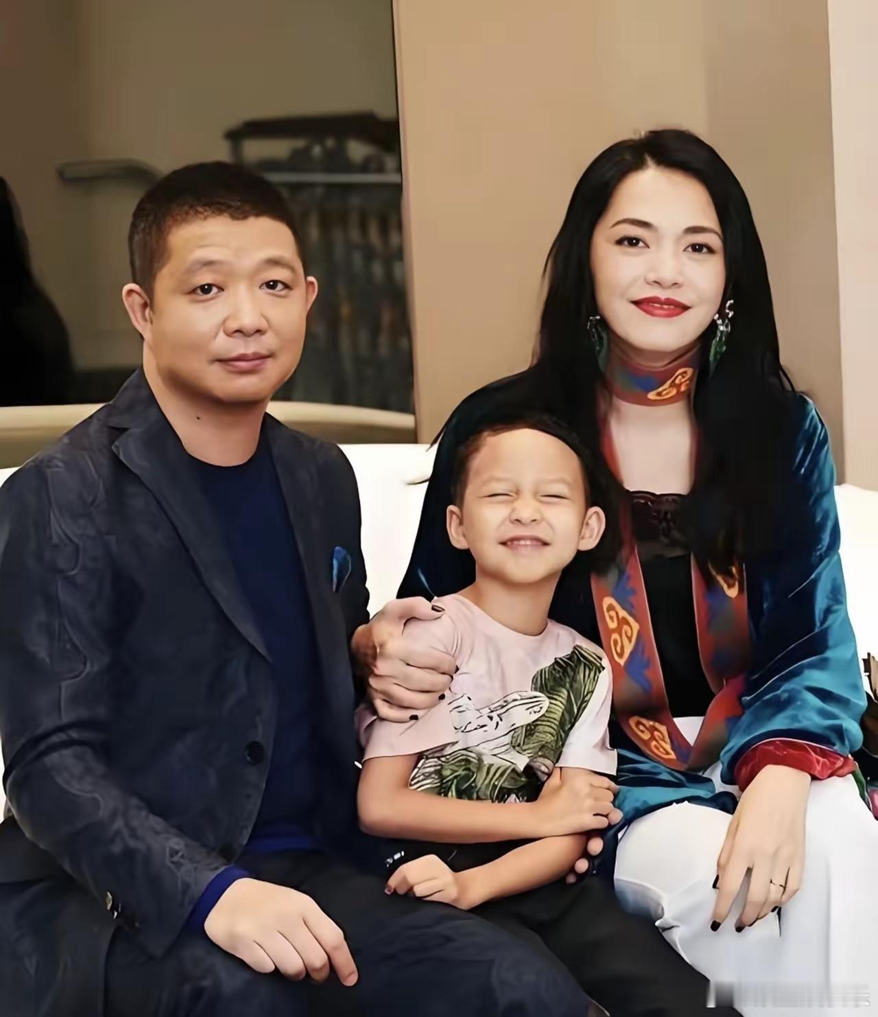 去查了一下姚晨的老公曹郁，算是搞明白了，为啥他俩已经离婚好多年，却迟迟没有公开。