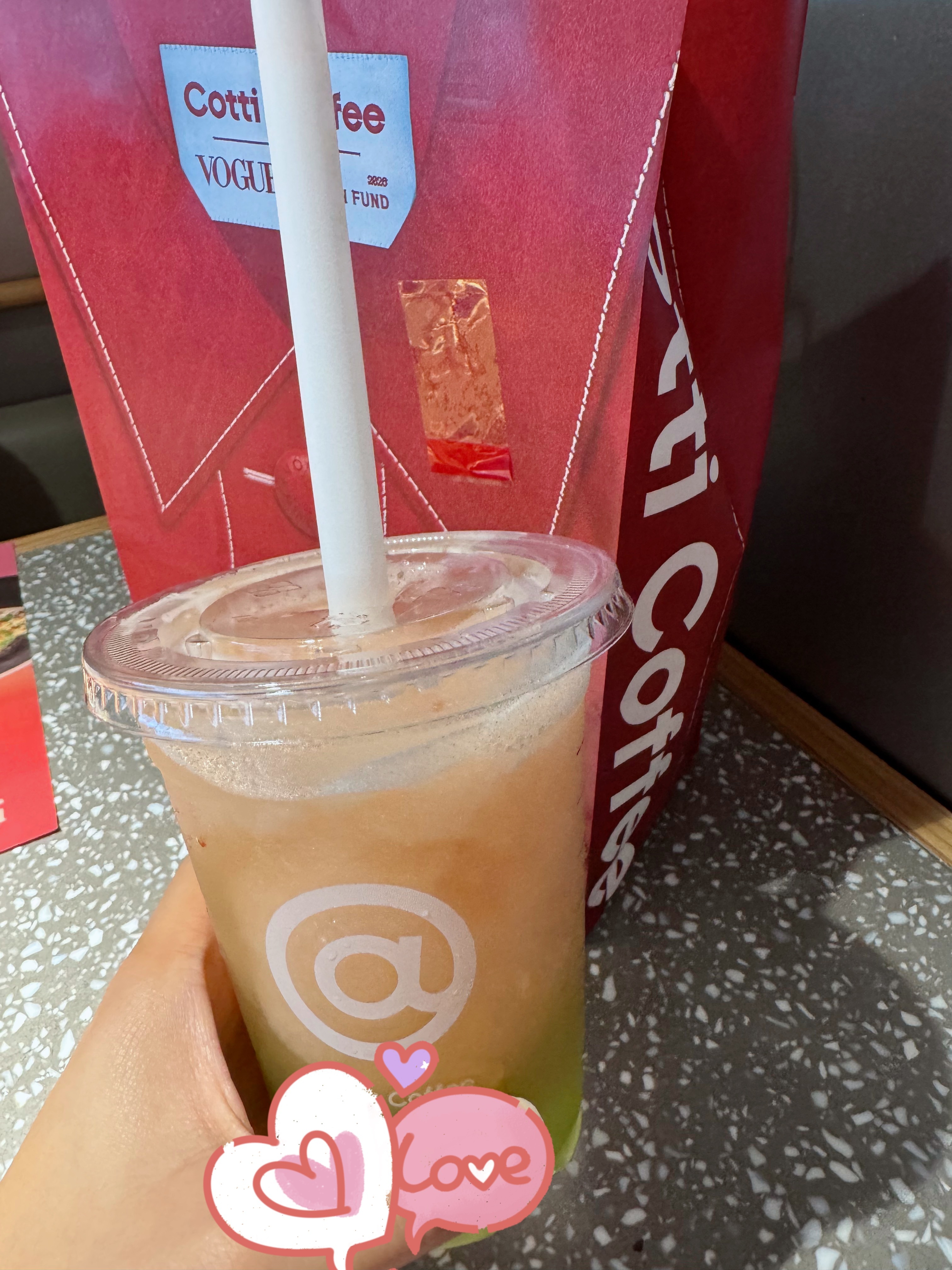 杨幂  今天我也喝上了库迪的芭乐提啦