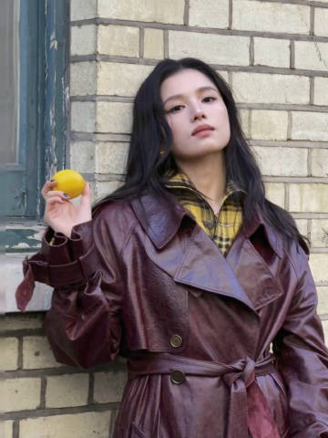 张婧仪Burberry看秀 张婧仪惊喜现身时尚大秀现场，此次看秀造型与秀场风格相