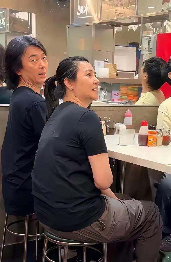 俩人都成了普通的中年人，郑伊健在日本养鸡种菜，无生育，陪在身边的蒙嘉慧也已是头发