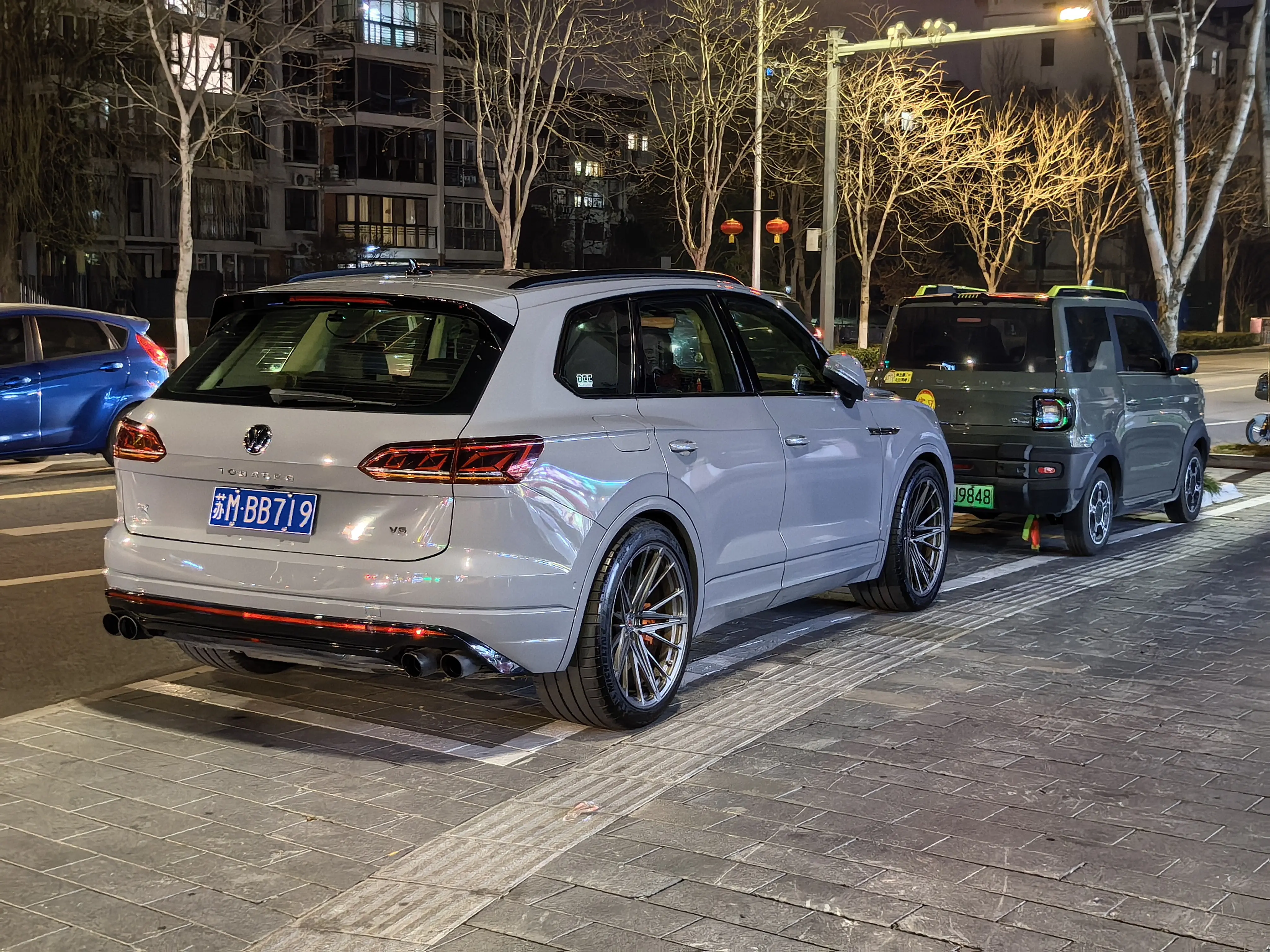 你这轮胎都没实线宽啊。