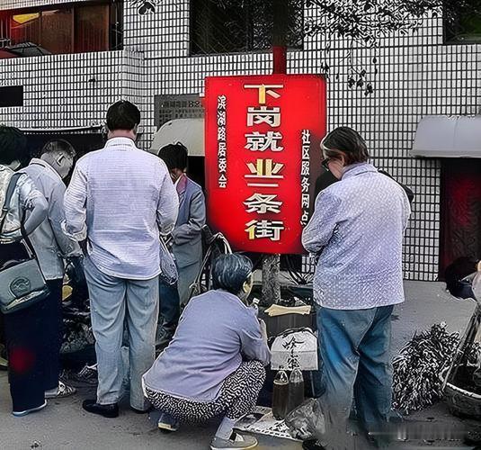 因为老拐一句话，老顺心里别扭了几十年。
现在老了，看到老拐，还是别扭。
两人六几