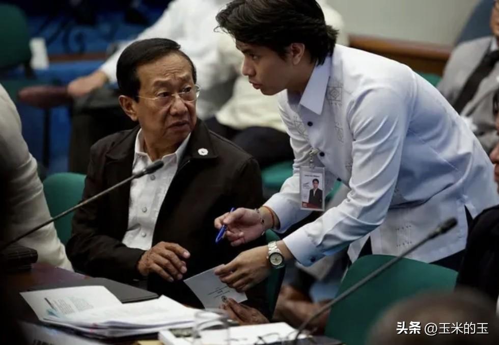 菲律宾前公共工程与公路部部长曼努埃尔·博诺安周五在反贪法院第二分庭就一起涉及涉嫌