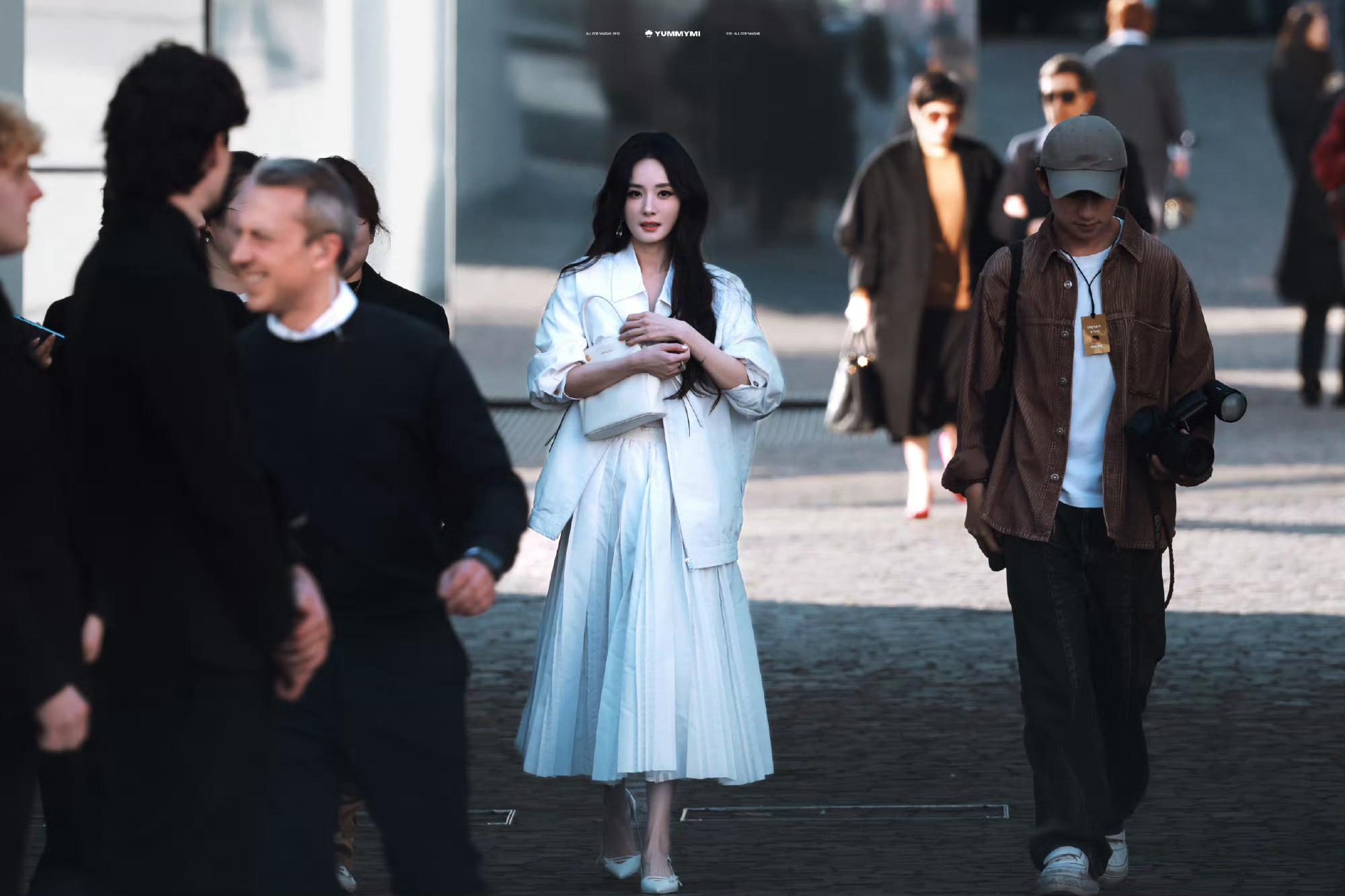 据说那女人黑白两道通吃金泰梨对杨幂比心