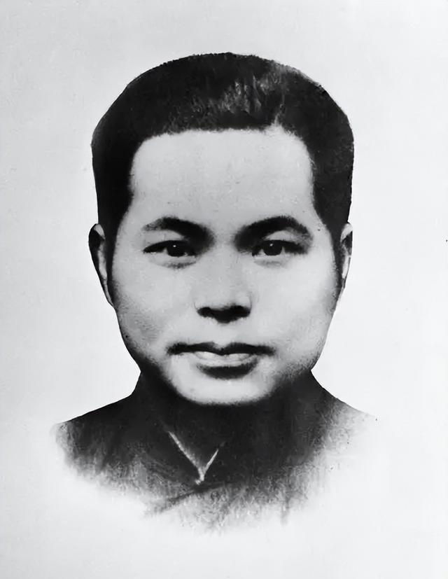 1946年深夜，一位国民党少将持枪闯进下属房间，枪口顶住对方额头问："你是共产党