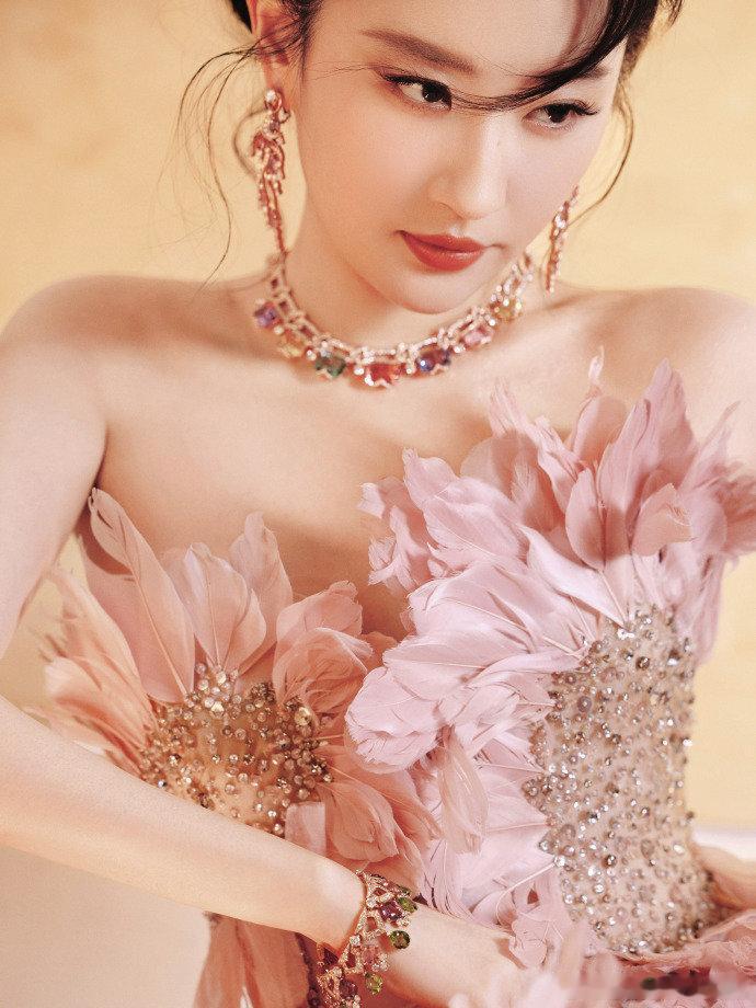 刘亦菲香香的我很幸福刘亦菲七彩钻石项链看刘亦菲和她的宝格丽七彩钻石项链，再听听主