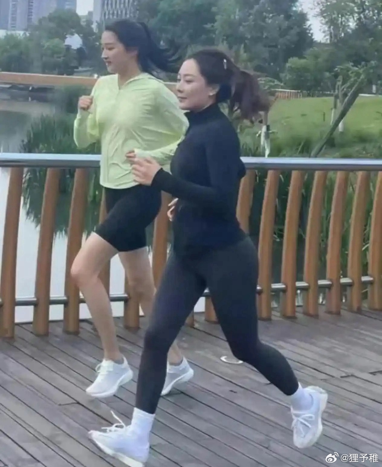 网友偶遇关晓彤公园晨跑，真的好自律啊 