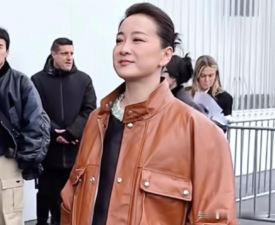 贾玲这身皮衣造型也太飒了吧！第一眼我真以为是陈小艺，仔细瞅才敢认。瘦下来整个人气