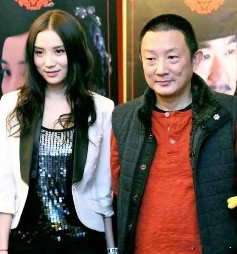 2007年，50岁的导演张黎爱上了27岁的宋佳，当时的张黎已经结了5次婚，为了娶