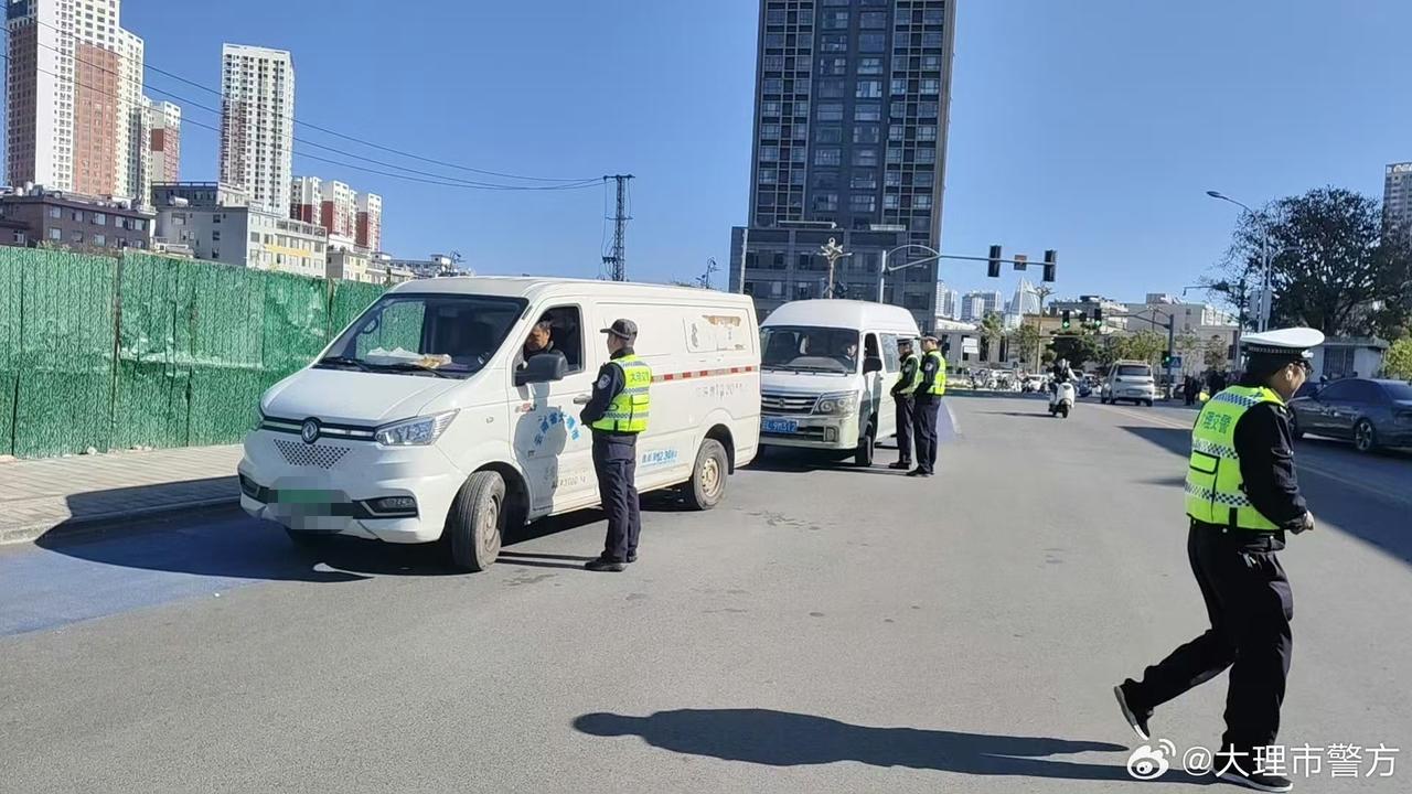 大理市警方这波整治乱停乱放交通违法行为的操作太给力了！[加油][加油][加油]