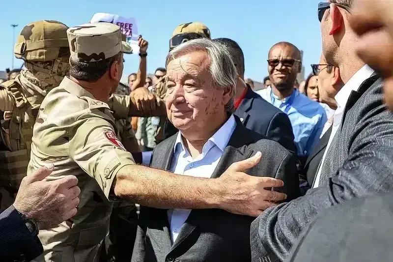 真爷们！真英雄！联合国秘书长古特雷斯亲自押运援助物资到加沙地区！

近日，这位勇