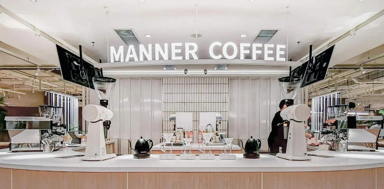 #Manner咖啡#仔细看了两起冲突的视频，有一种很强烈的感觉，就是两位咖啡师的