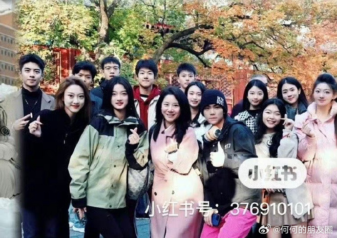 贺峻霖和嫂子感情甜蜜，令人心生欢喜。愿你们的爱情如春日繁花，永不凋零。 ​​​