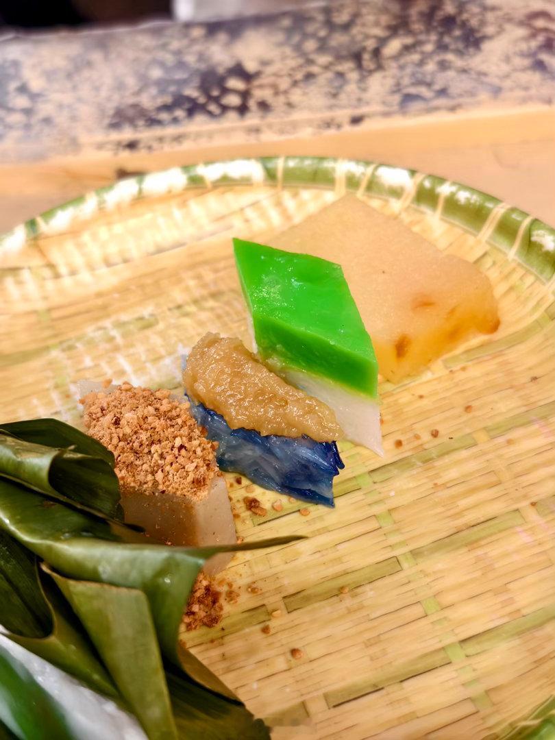 去年来这里吃了十几种娘惹糕历历在目，五彩斑斓的娘惹糕风味不一，选了印象深的再回味