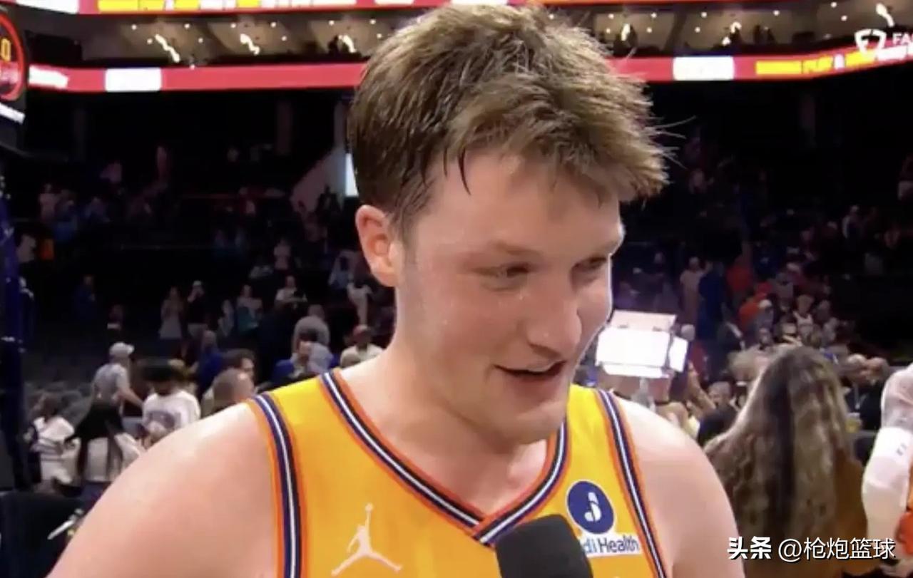 克尼普尔最佳新秀稳了

最佳新秀热门克尼普尔近日接受前NBA球员杰弗森的采访，被