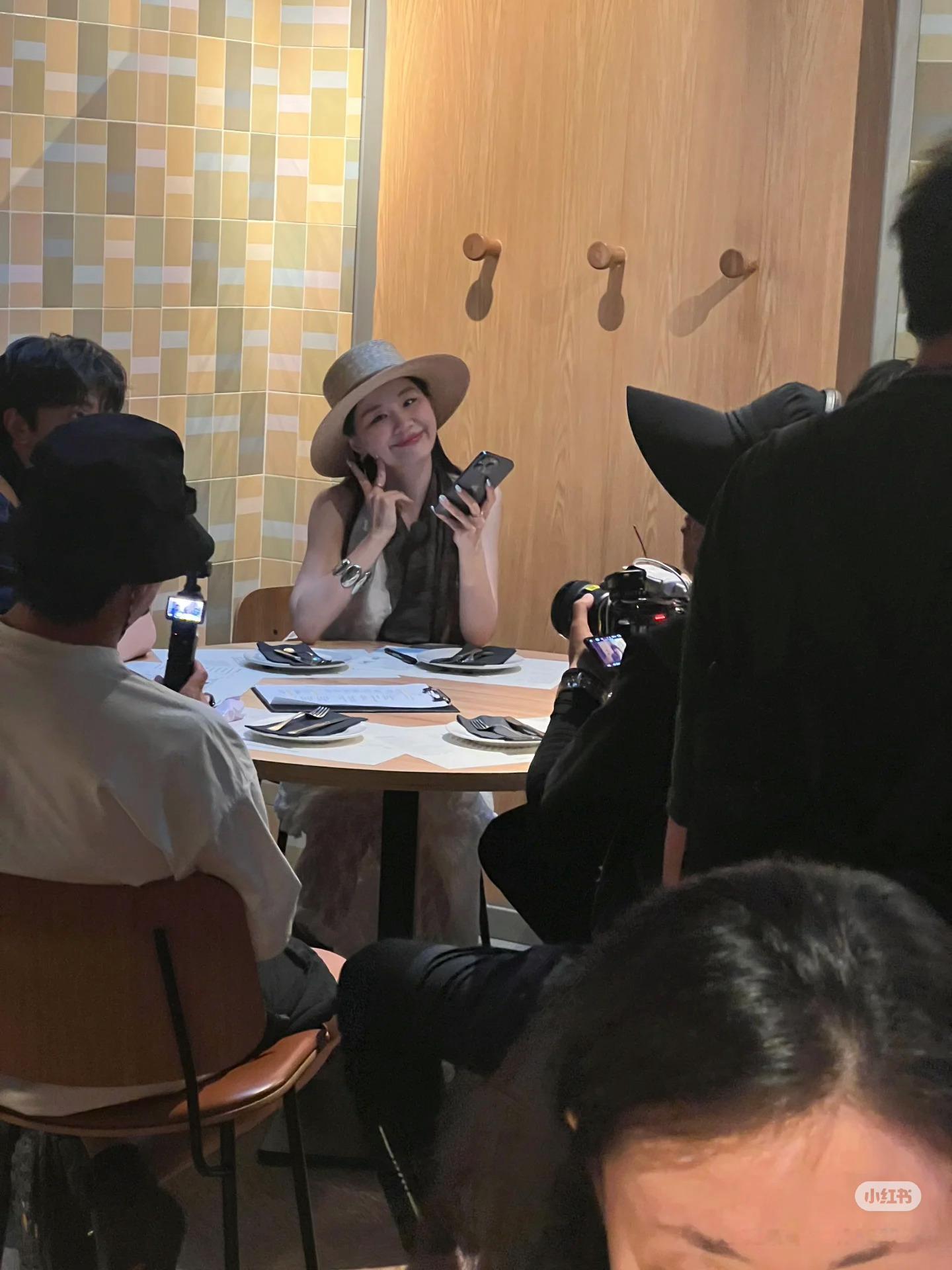 网友马德里偶遇金靖和刘宇宁，两位的生图状态如何？ ​​​