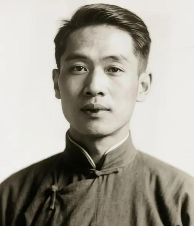 1930年，海滩。

几声枪响之后，敌人走了。

沙滩上躺着一个人，身上几个弹孔