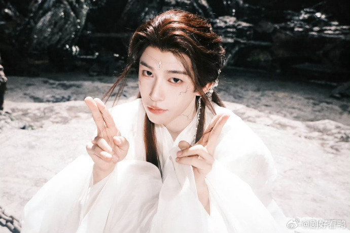 孙悟空都只关五百年天地被关八百年月鳞绮纪 刷到这个对比直接泪崩！孙悟空还有紫霞的