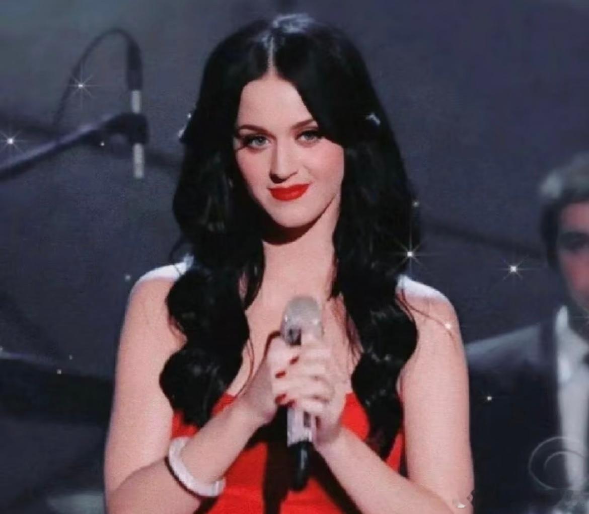 水果姐这次在演唱会上复刻了新歌MV的造型，细节满分！她真的是用心在为我们准备每一