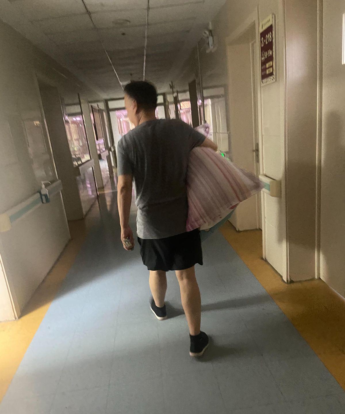 大家猜猜这是什么情况？一个多年未见的老同学，竟然在医院的病床上重逢了！这不是电视