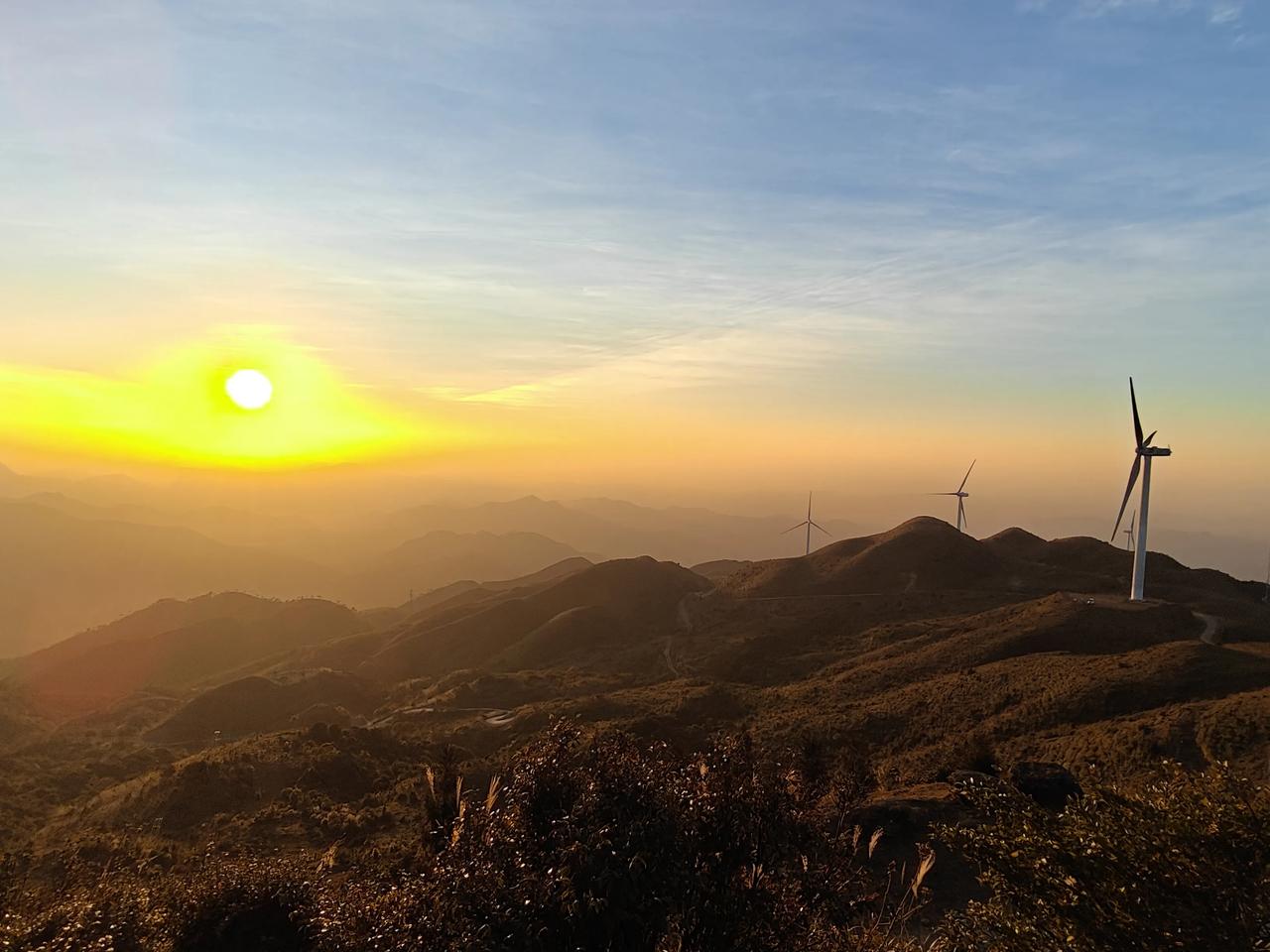 发一张站在高山上拍的图片我比风车更高