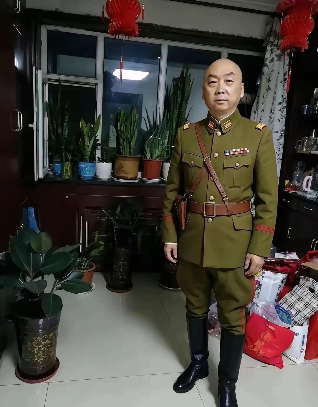 你要穿成这样，在中国任何一个地方的大街上遛一圈不挨打，算你狠！