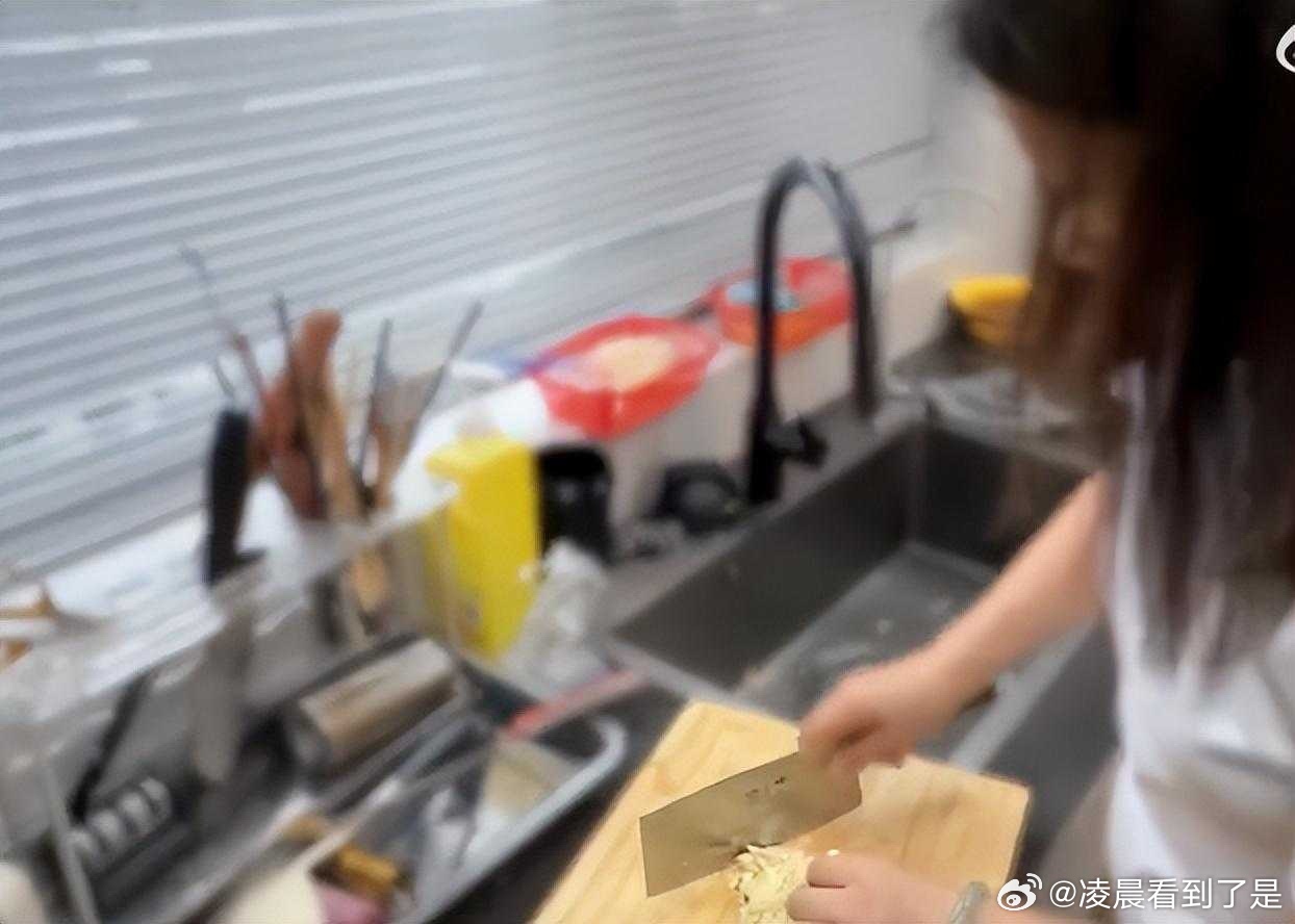 王鹤棣端午节蹲在北京自家大平层地板上扒拉盒饭的时候，我都看傻了！这可是当下顶流，