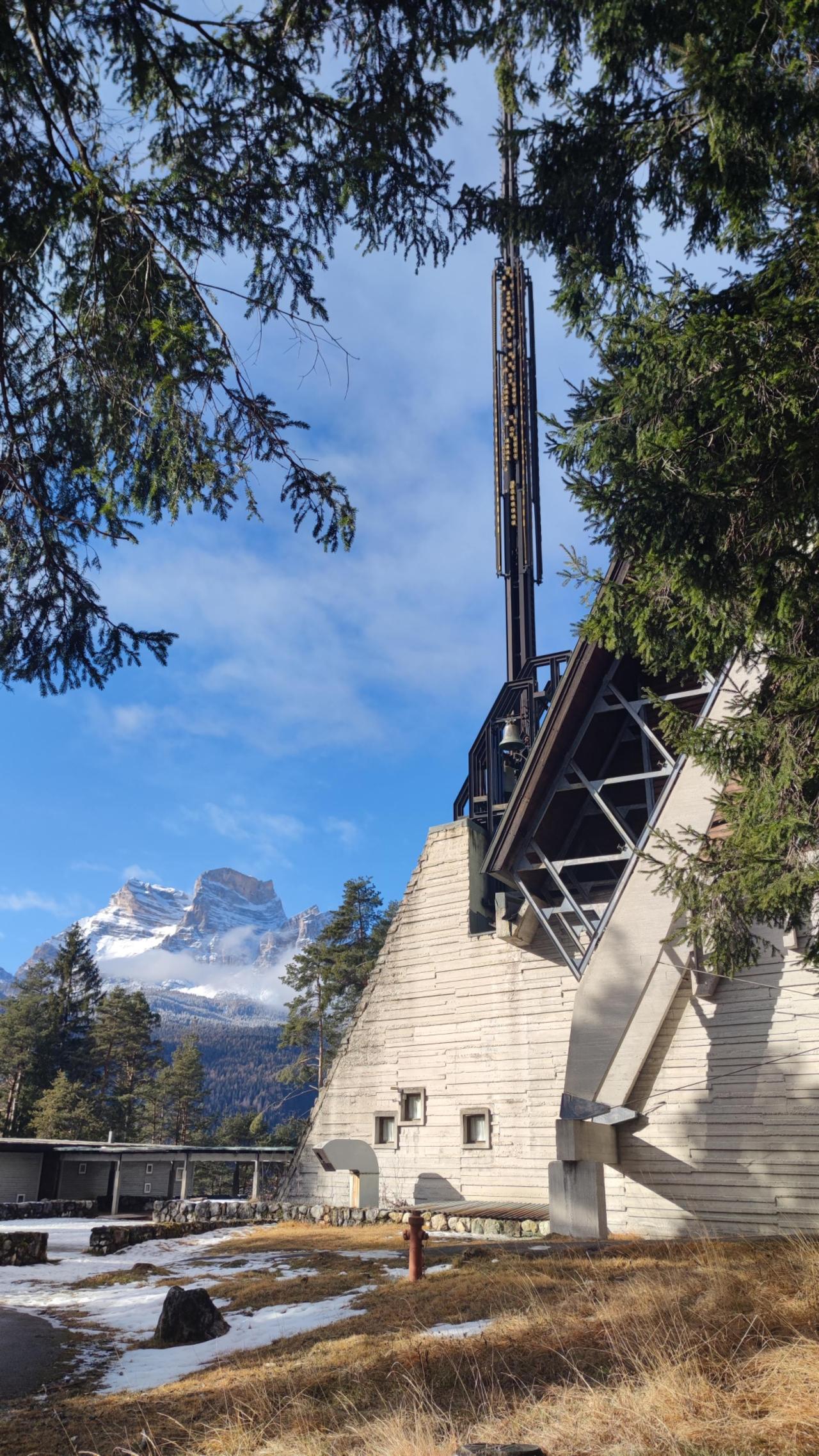 地理位置极佳的卡多雷圣母教堂，斯卡帕不为人知的作品，融合了他对哥特教堂的研究，对