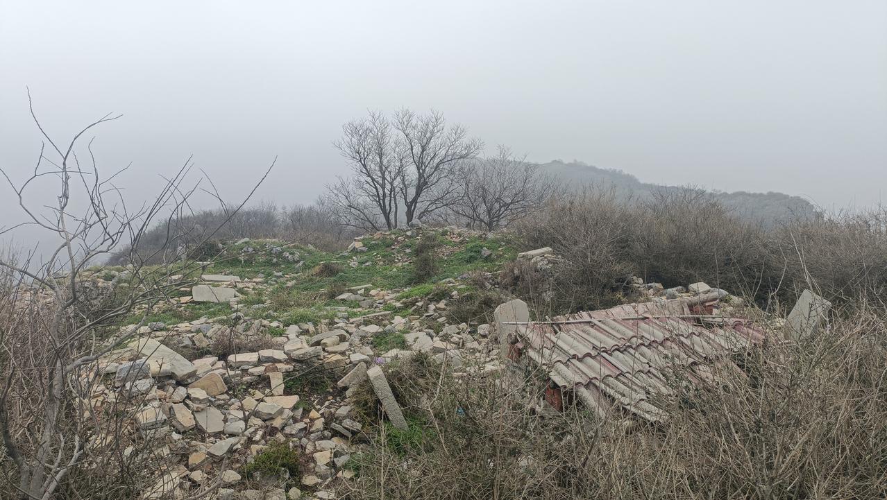 今天徒步冷水伏龙山，山不高，难度不大都很好走。山顶有伏龙观遗迹，：始建于明代（约