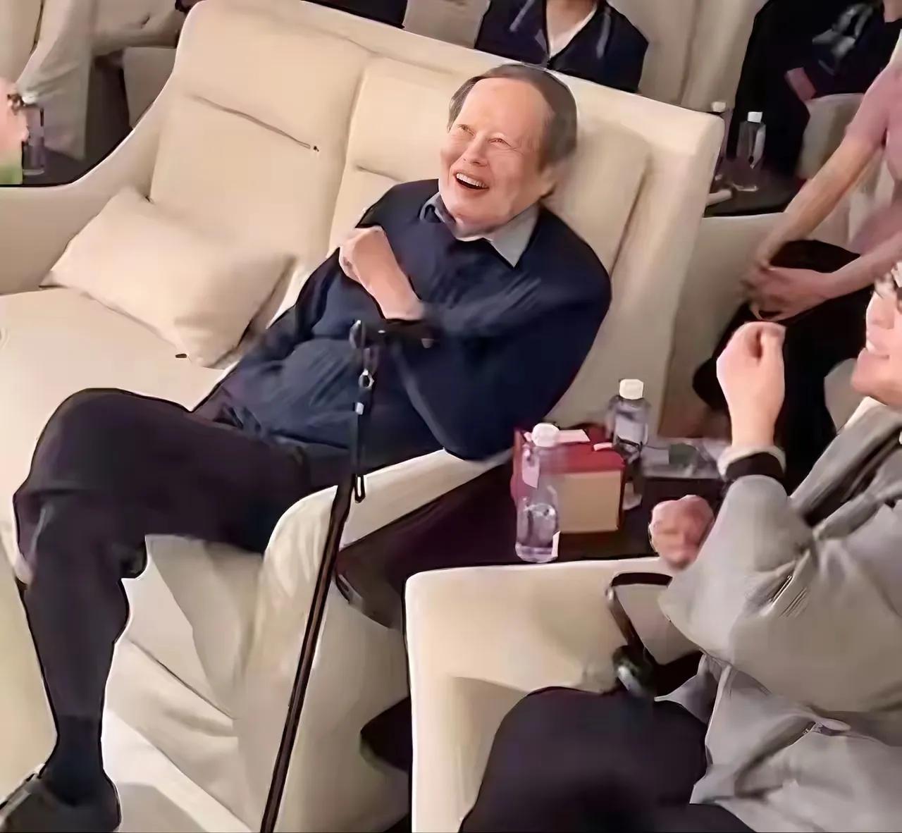 杨老看起来精神不错
他说想活到茶寿，多陪伴妻子几年
茶寿这个词还是比较冷门哦
