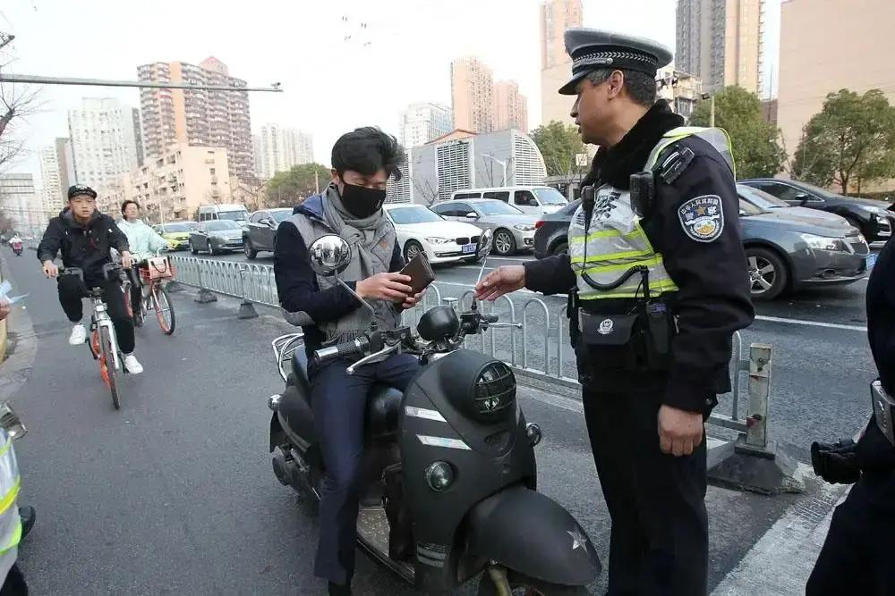 电动车上路必须戴头盔，你同意吗安全角度来看，头盔那就是电动车骑手的“保命符”。