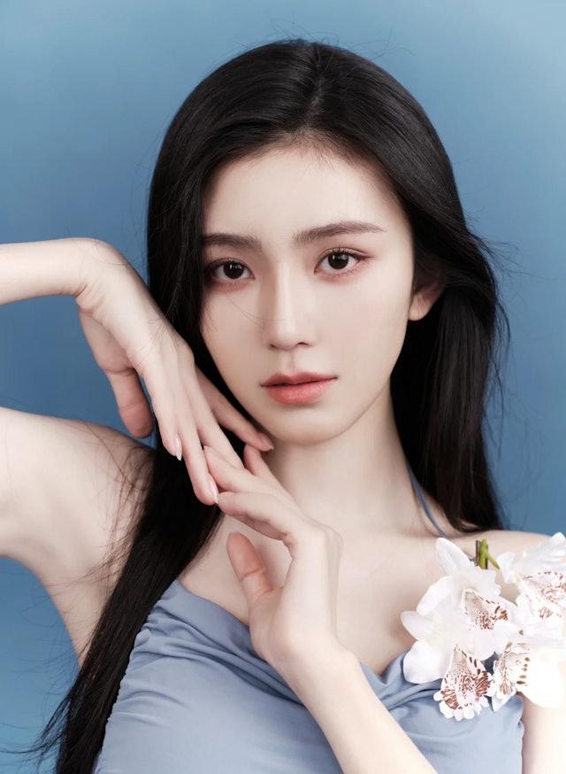 2023年港姐季军王敏慈（Lovelle）因样貌标致，加上拥有前凸后翘的完美身材