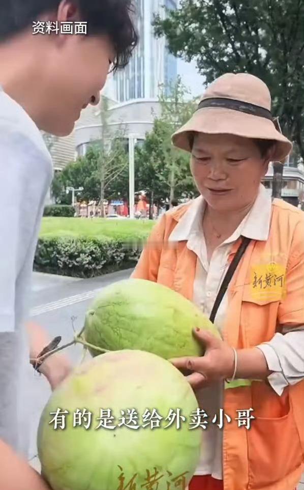 满满一卡车河南西瓜免费送劳动者当河南西瓜面临滞销难题，聊城这家门店给出了特别的答
