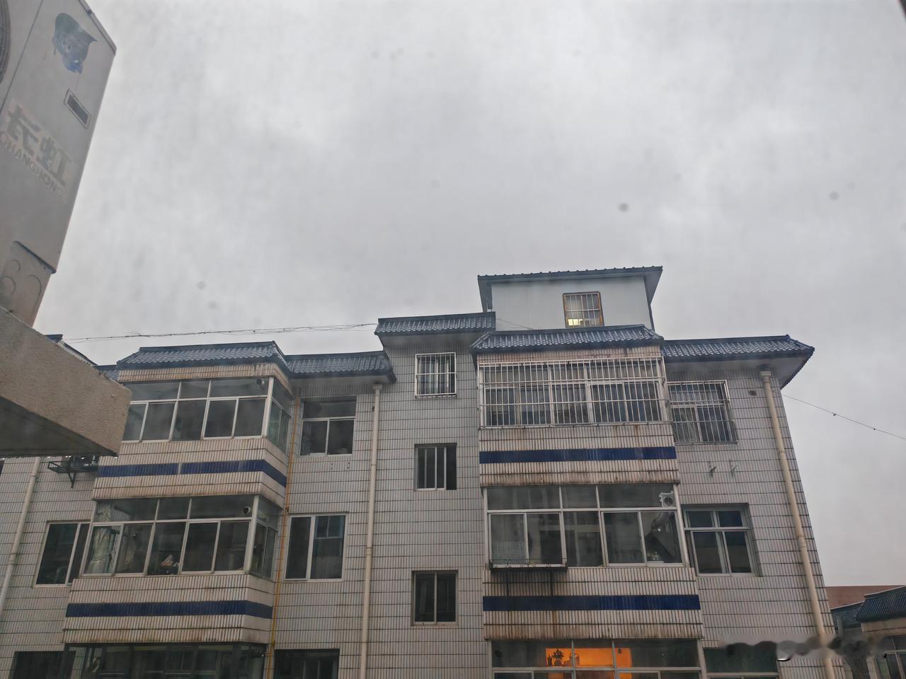 都说春雨贵如油，可这天水昨晚八点左右开始零星滴雨，到早上窗外一直滴滴答答下个不停