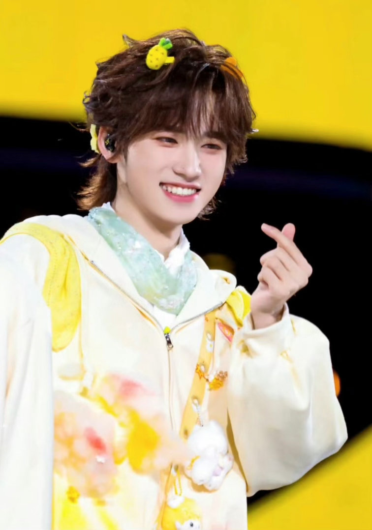 宋亚轩张真源你俩别敲了 别敲了别敲了！宋亚轩张真源这魔性的敲击声已经洗脑了，听着