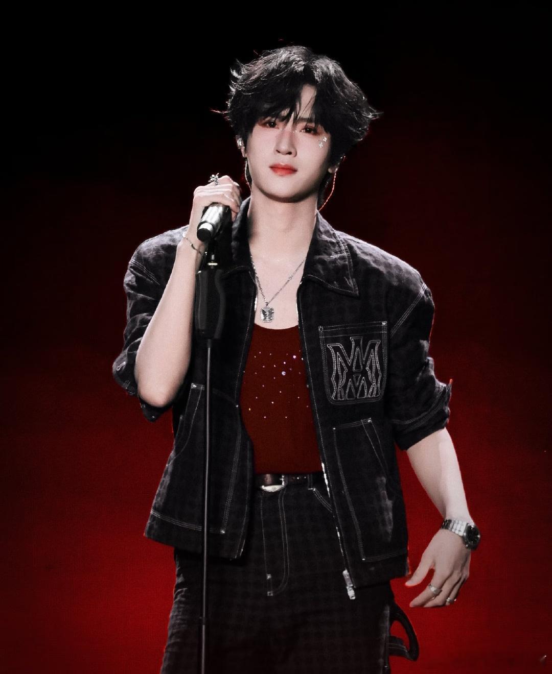 展轩什么时候混进顶流女星里的 救命啊点开图我直接笑飞哈哈哈哈哈哈哈哈哈哈哈哈哈 