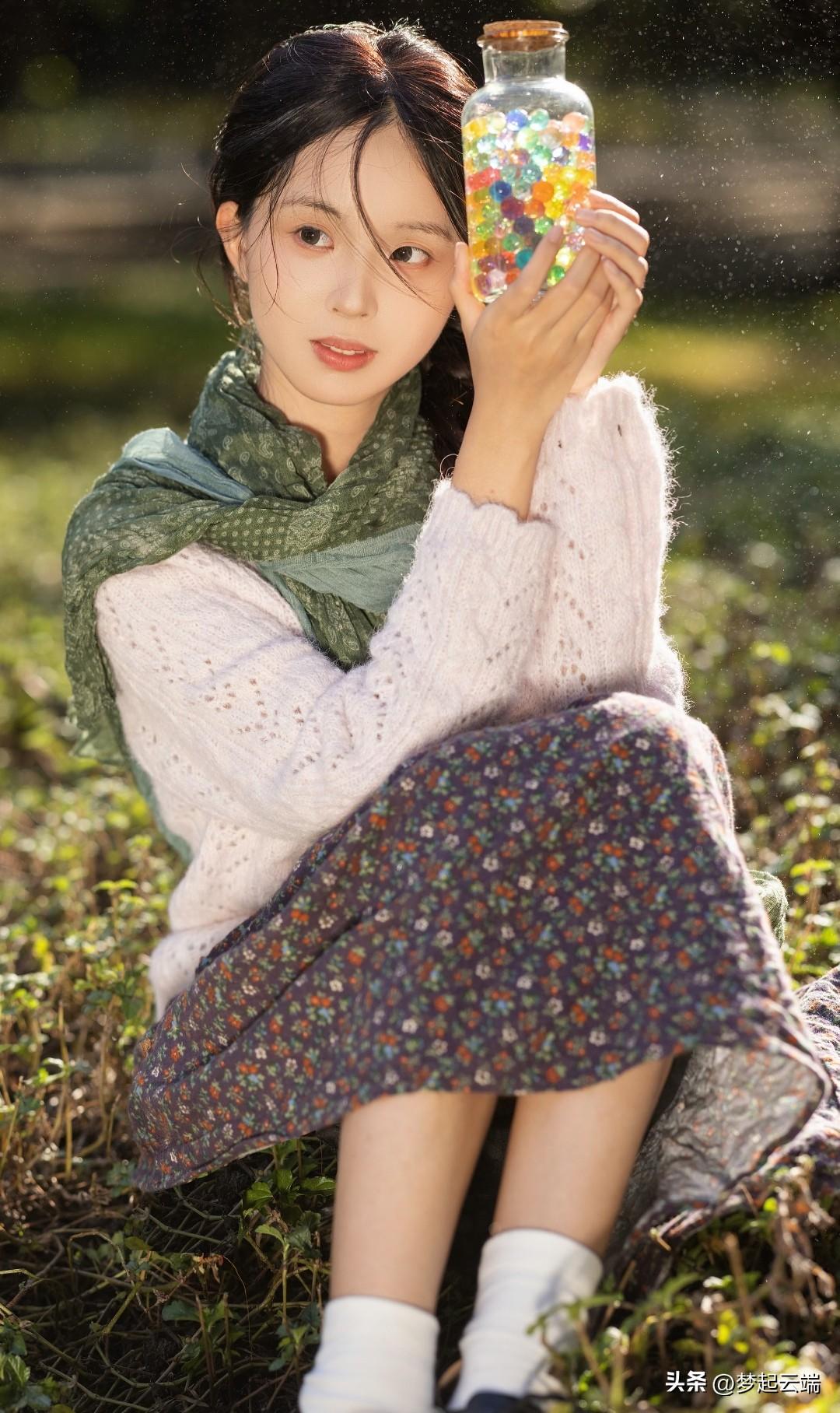 瓶中藏世界，野外见春光。