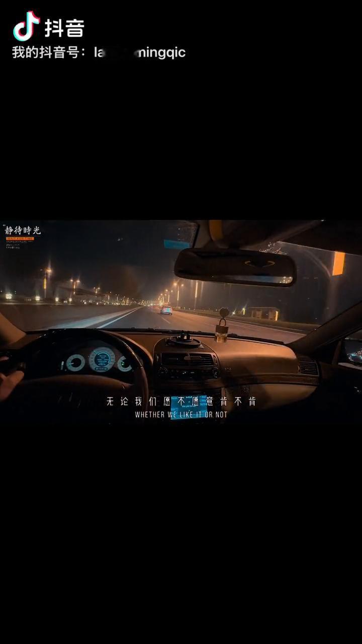 静待时光。
无论我们愿不愿意，肯不肯，人生的很多东西一直都在告别中，包括最美的年