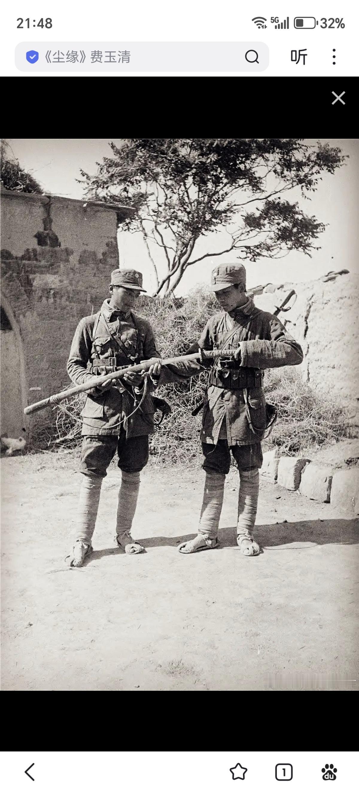 1944年两名八路军战士正在检查缴获的日本军刀，摄影：哈里森·福尔曼