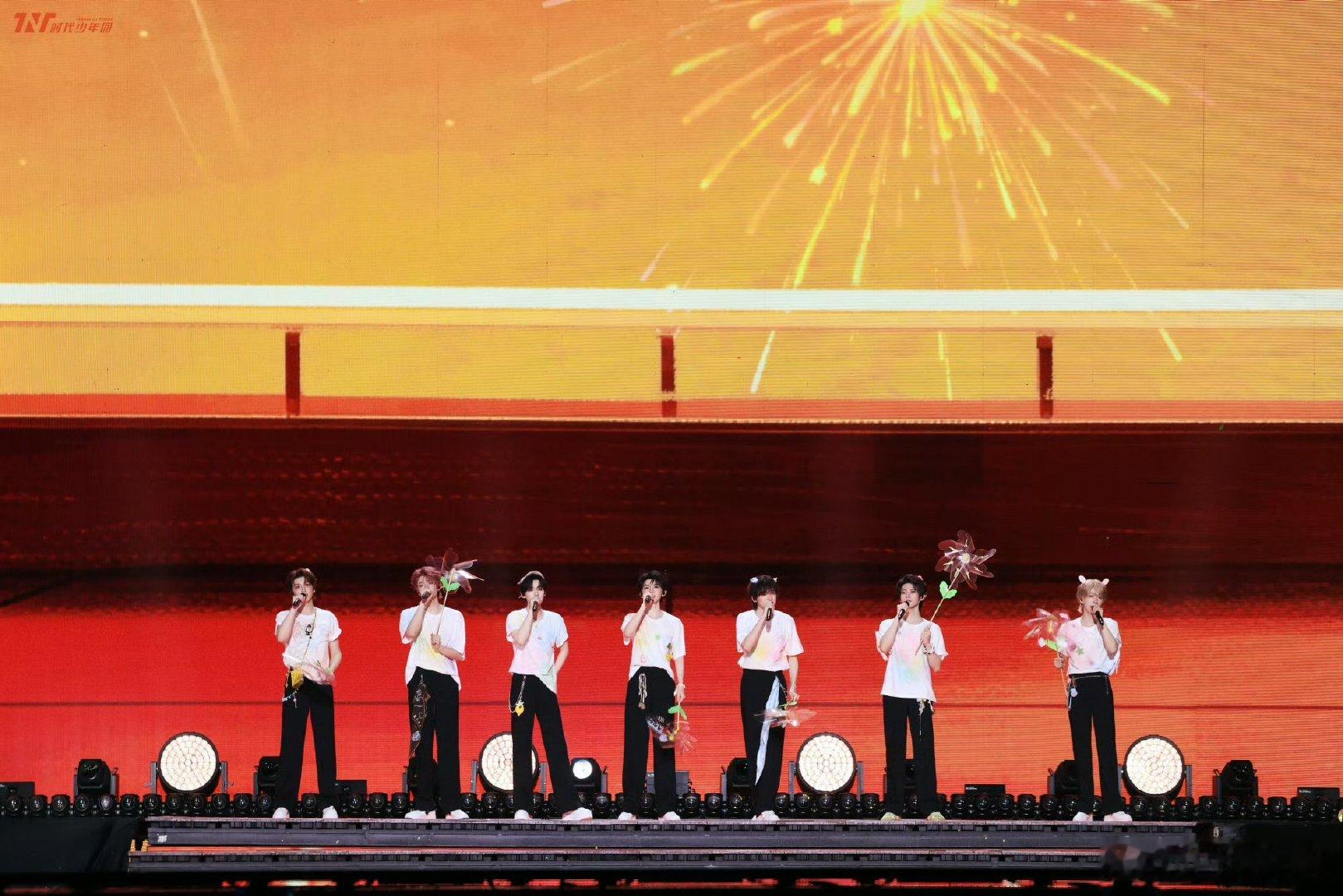 时代少年团演唱会抓获七名倒票黄牛 时团演唱会整治倒票乱象7人落网二十万歌迷奔赴演