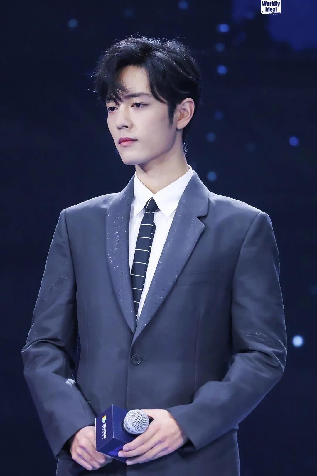 191030  腾讯视频V视界大会！笑得好好看，眼睛里有星星！正装太优越了！  
