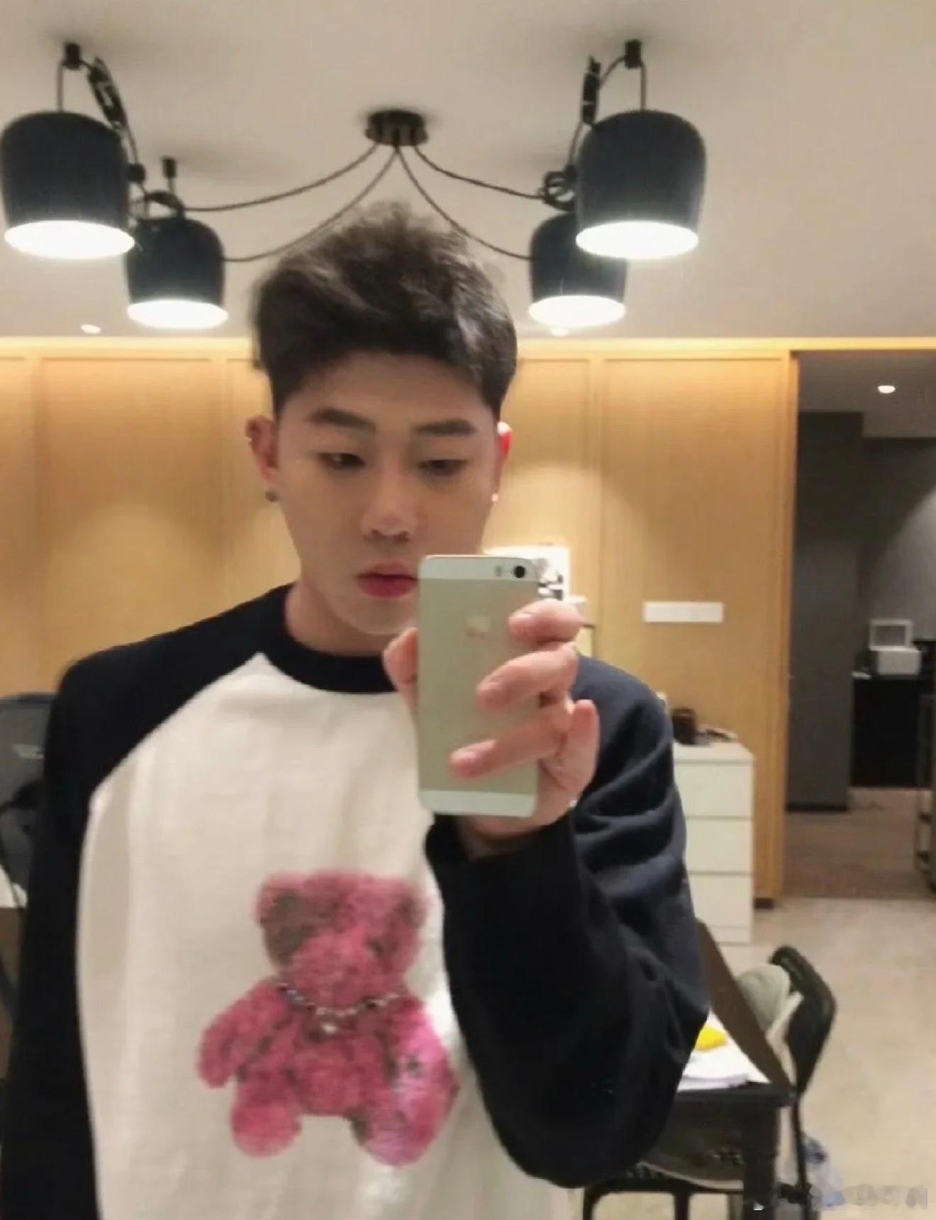 尊重每个人的变美选择好吧，小黄豆他原生五官就很有辨识度，单眼皮配厚嘴唇自带记忆点