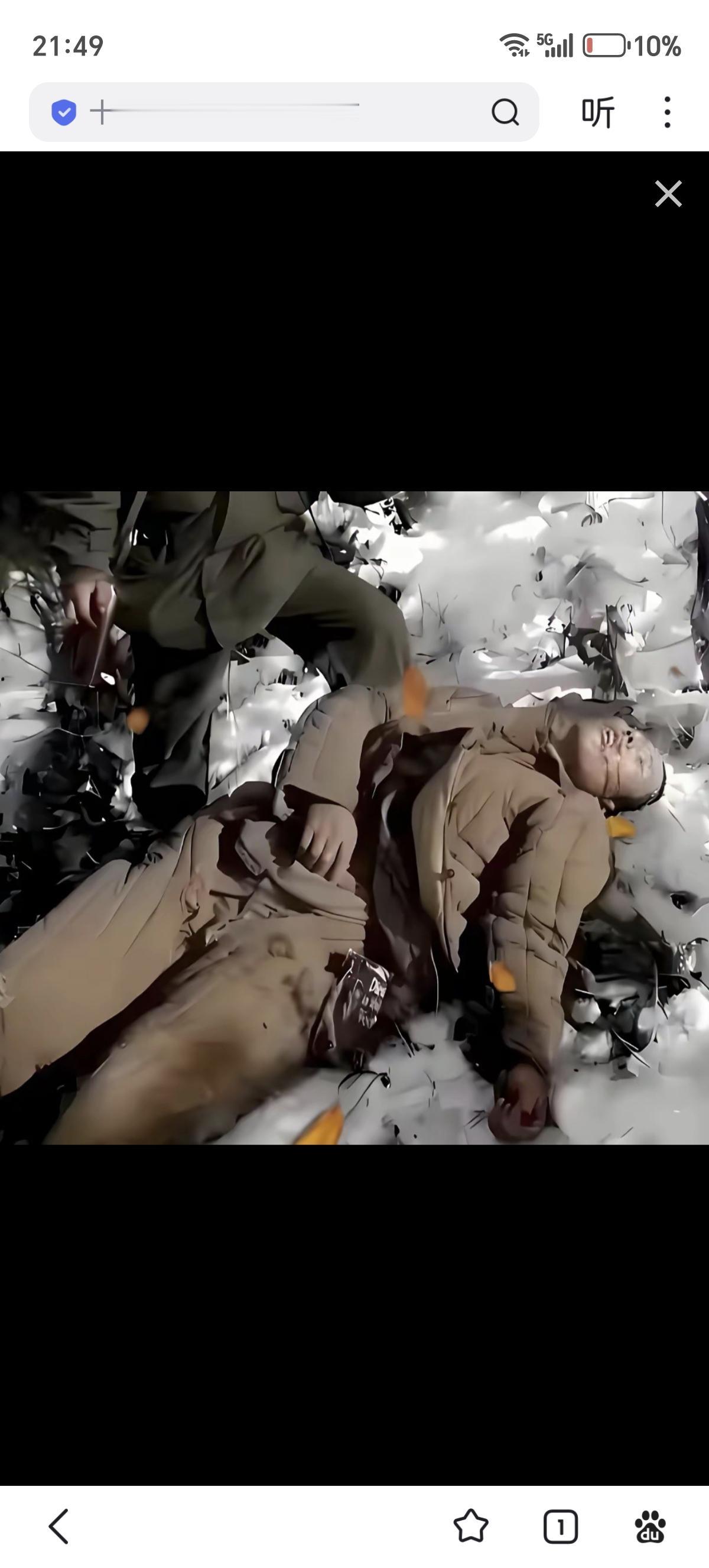 1951年汉江战役，零下40度的雪地里，这张美军拍下的照片，记录了一名志愿军战士