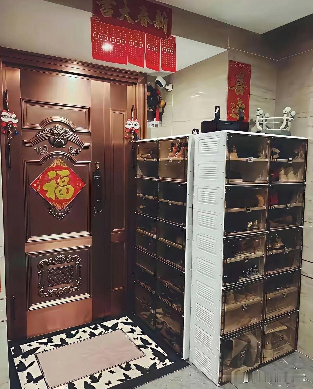 邻居这样做
物业不管
110不管
120不管
请问哪里可以管？小区门口摆摊是否该