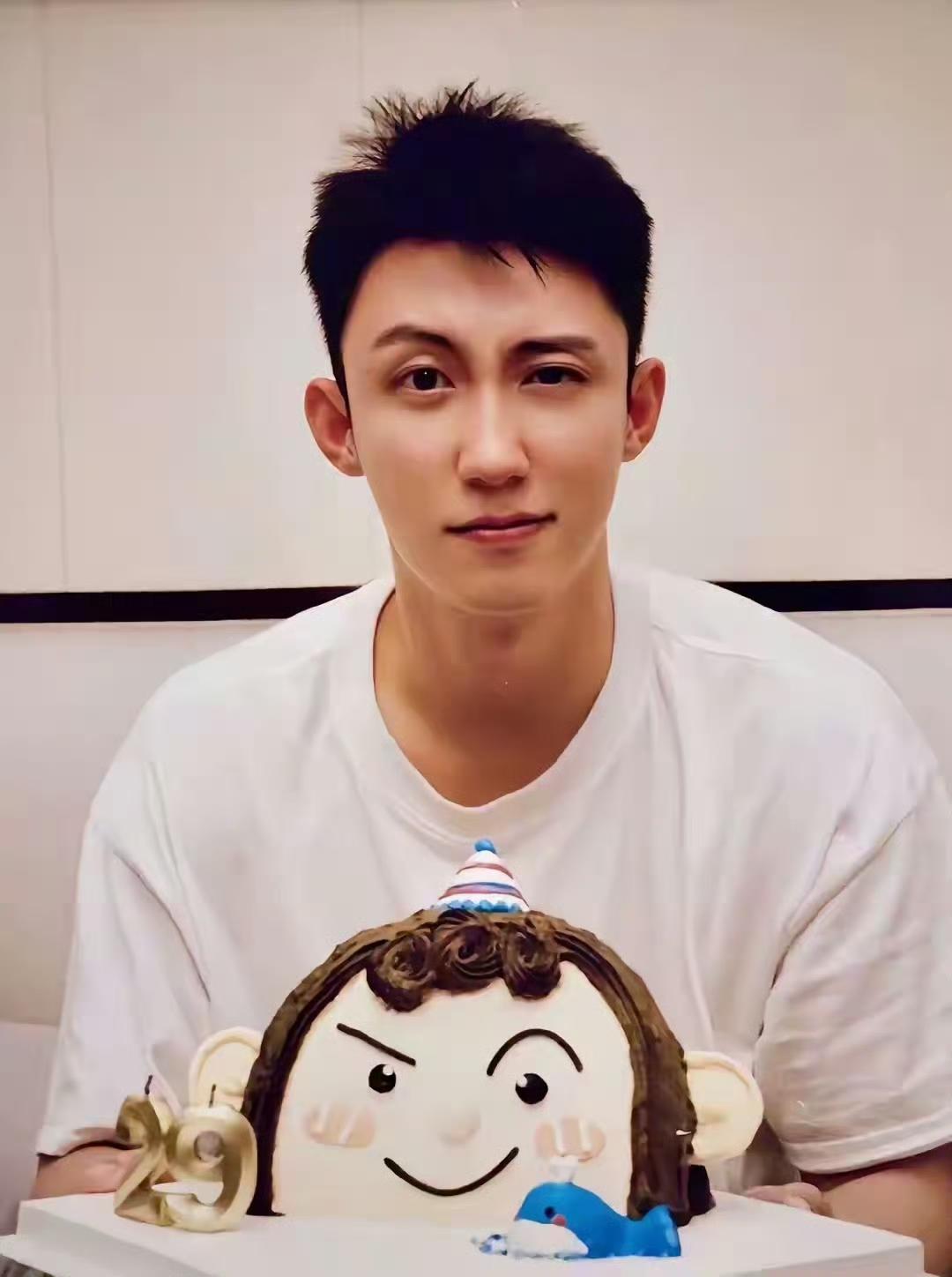 2028年见！黄景瑜解锁新身份：中国首个明星太空乘客

当“黄景瑜 太空游客”的