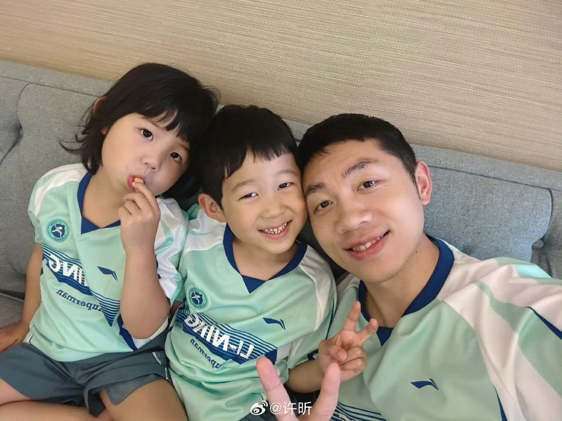 许昕和两个小可爱的快乐时刻许昕和两个小可爱快乐时刻 ​许昕和两个小可爱快乐时刻 